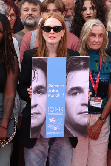 Джулианна Мур с плакатом "Освободите Джафара Панахи"